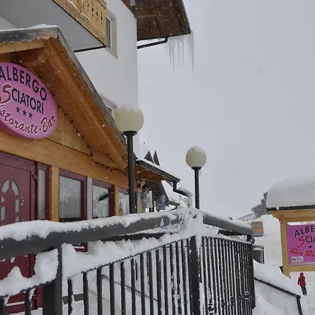 Sciatori Hotel Passo del Tonale